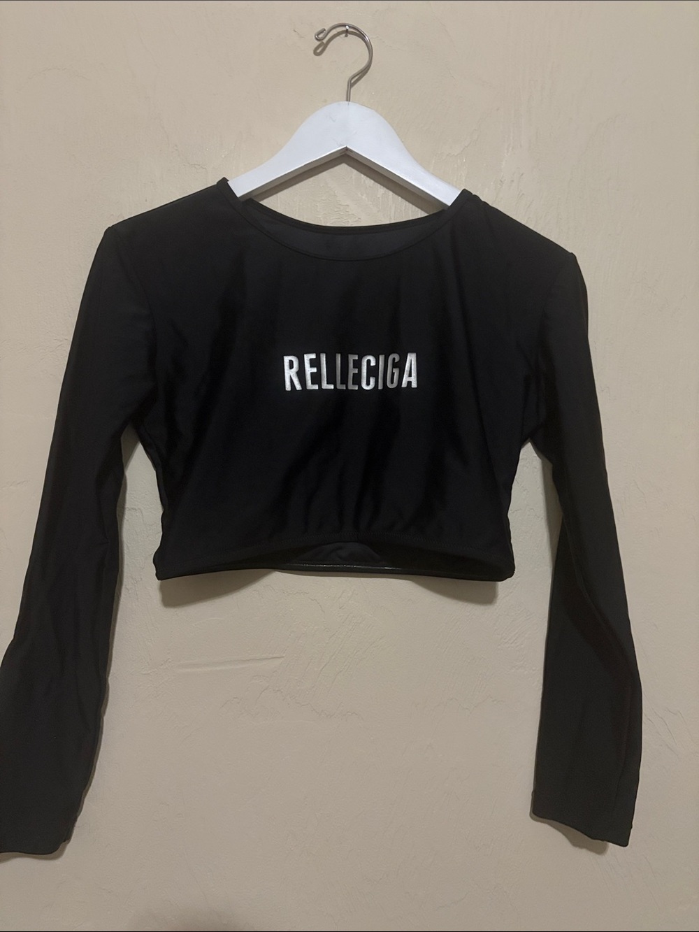 RELLECIGA Black Long Sleeve Logo Crop Rash Guard Top. Great Condition!